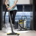 Потужний струмінь пари Karcher очищує поверхню під тиском