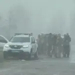 Люди, правоохоронці і рятувальники зібралися на пошуки у ранковому тумані.