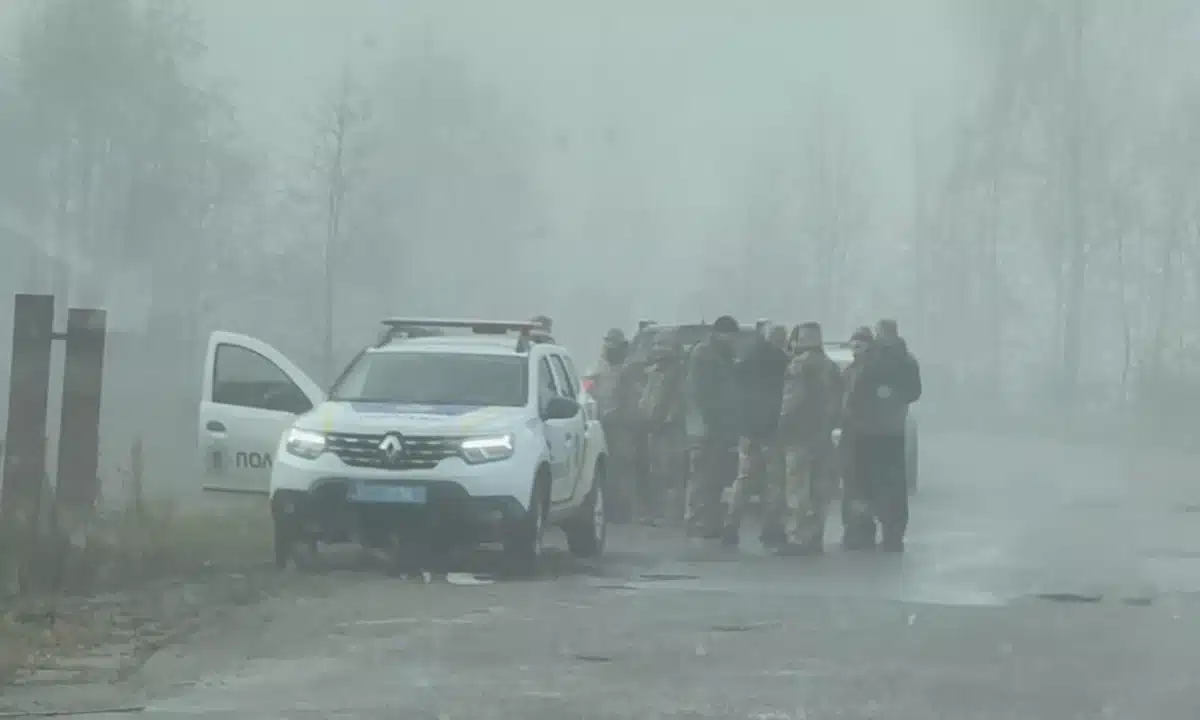 Люди, правоохоронці і рятувальники зібралися на пошуки у ранковому тумані.