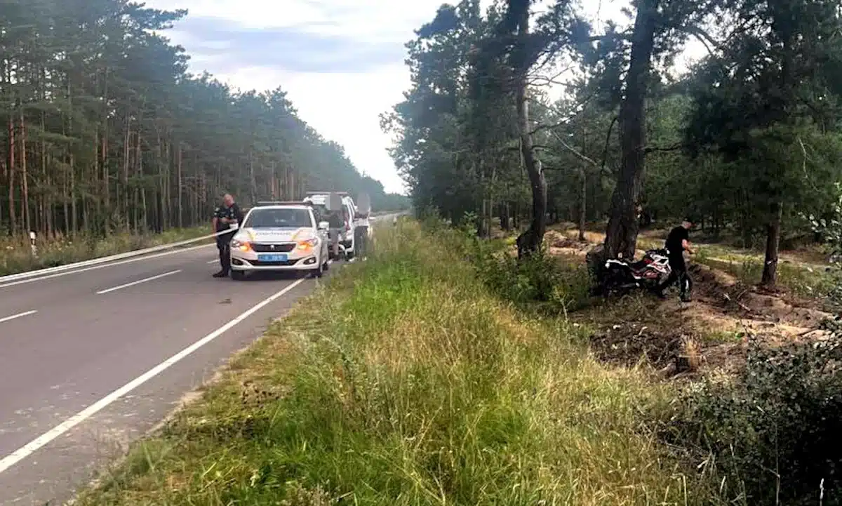 Поліція оглядає місце ДТП, яка сталася через те, що чоловік передав мотоцикл неповнолітній.