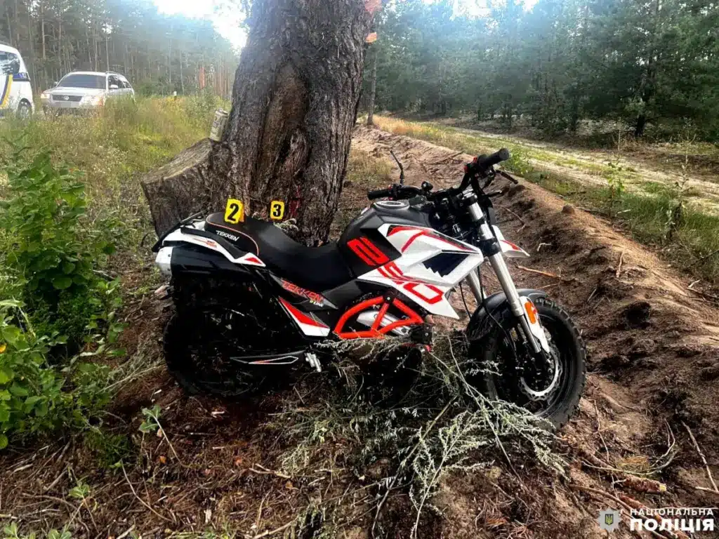 Мотоцикл, на якому зазнала аварії 15-річна дівчина.