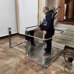 У Рівненському драмтеатрі встановили підйомник для маломобільних відвідувачів У вестибюлі драмтеатру встановили підйомник