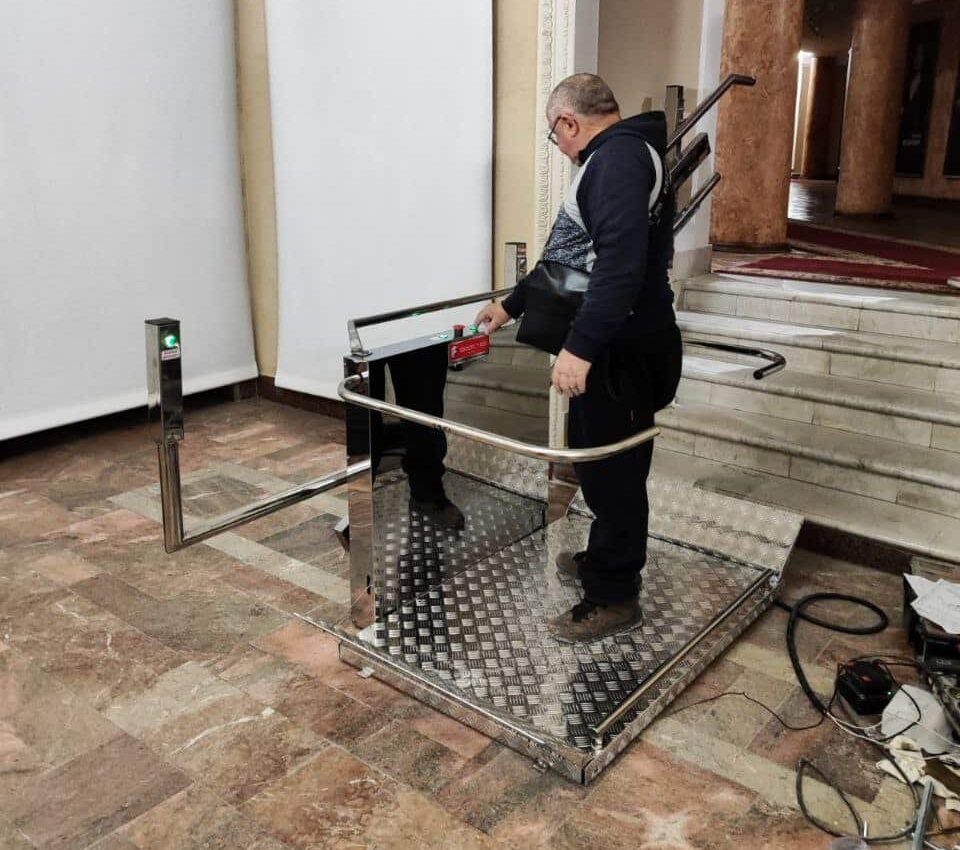 У Рівненському драмтеатрі встановили підйомник для маломобільних відвідувачів У вестибюлі драмтеатру встановили підйомник