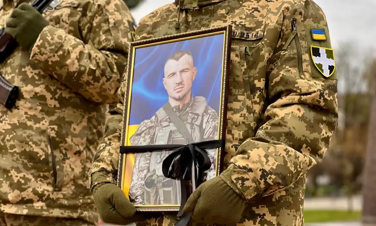 Останню шану у Рівному віддали захиснику Ігорю Королю Портрет Ігоря Короля.