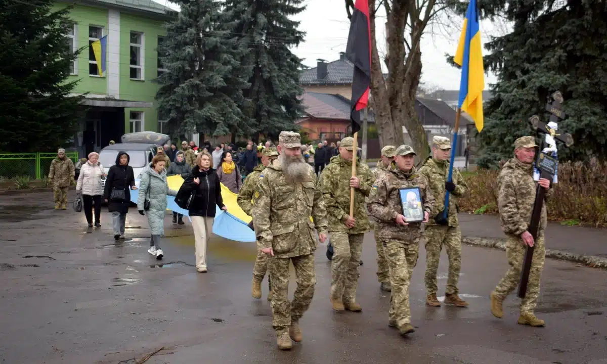 Похоронна процесія на похороні Михайла Вариводи.