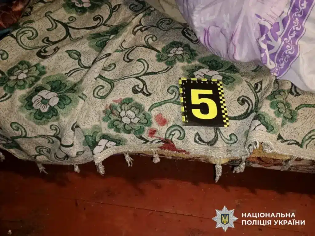 Ліжко зі слідами крові.