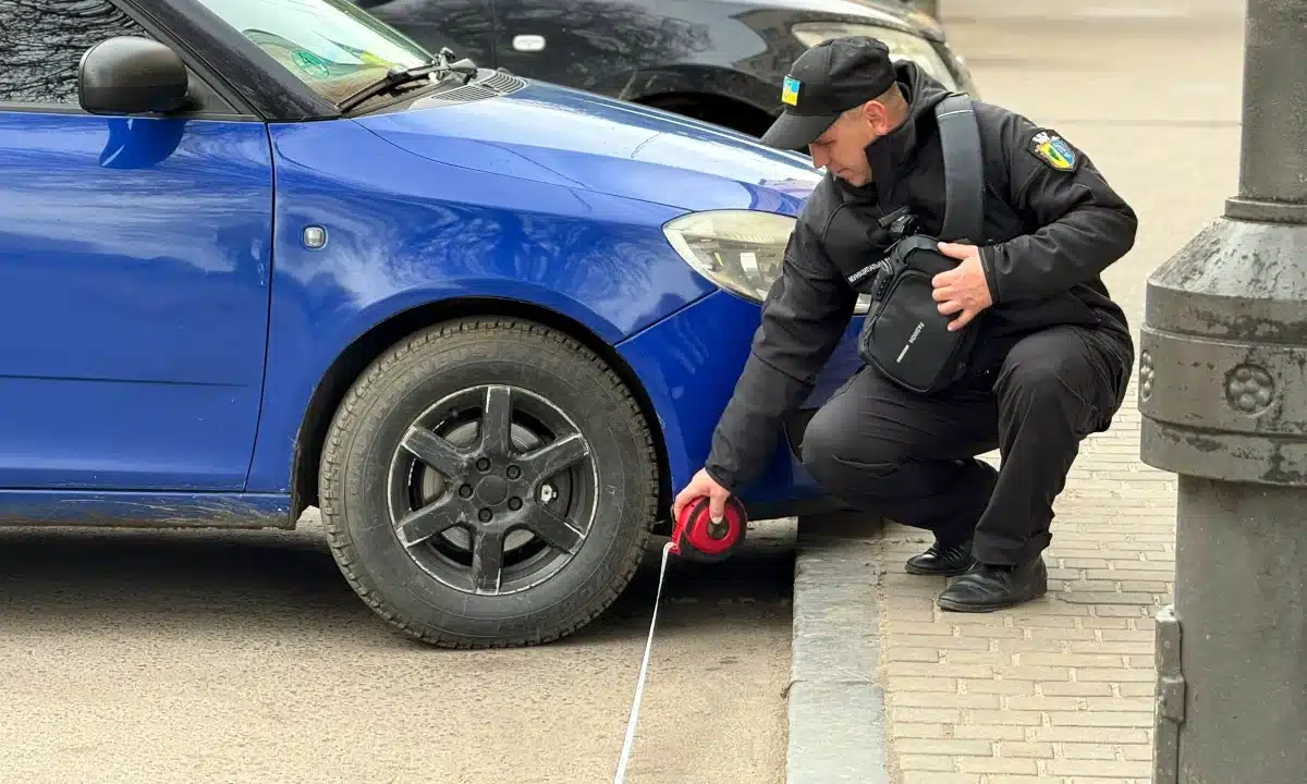 Інспектор Муніципальної варти у Костополі перевіряє порушення правил паркування.