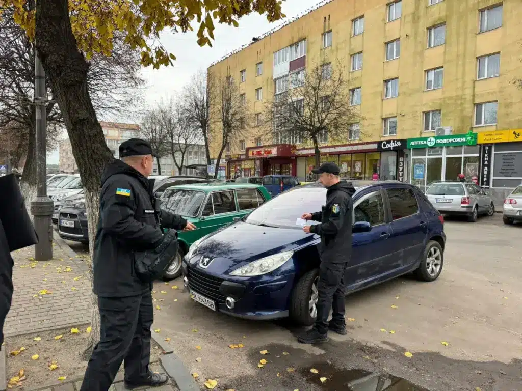 Інспектори Муніципальної варти працюють у центрі Костополя.