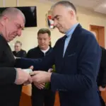 Посмертну нагороду сина вручають батьку Олександру Шайдаюку.