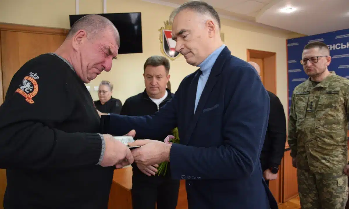 Посмертну нагороду сина вручають батьку Олександру Шайдаюку.