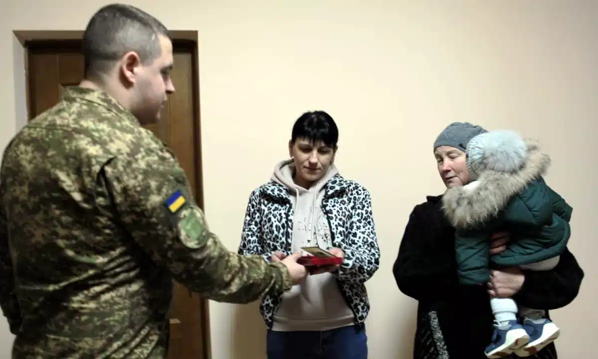 Родина полеглого захисника Юрія Гордійчука отримує медаль «Захиснику Вітчизни».