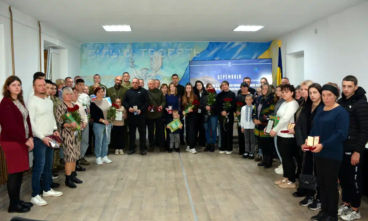 На Дубенщині рідним загиблих захисників вручили державні нагороди Рідні полеглих захисників, що отримали державні нагороди.