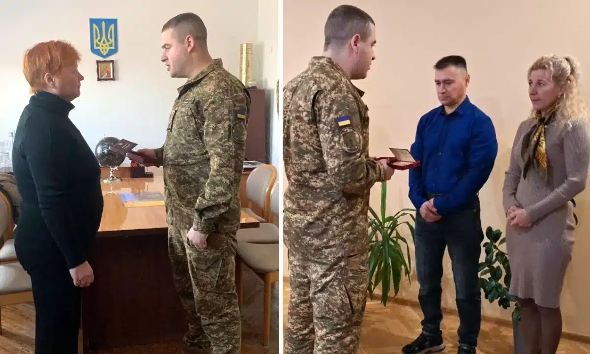 Родинам Литвинчук і Усенко вручають ордени.