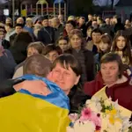 Великий Мидськ зустрів героя. Після 765 днів полону додому повернувся воїн Юрій Дашкель Громада вітає Юрія Дашкеля після повернення з полону.