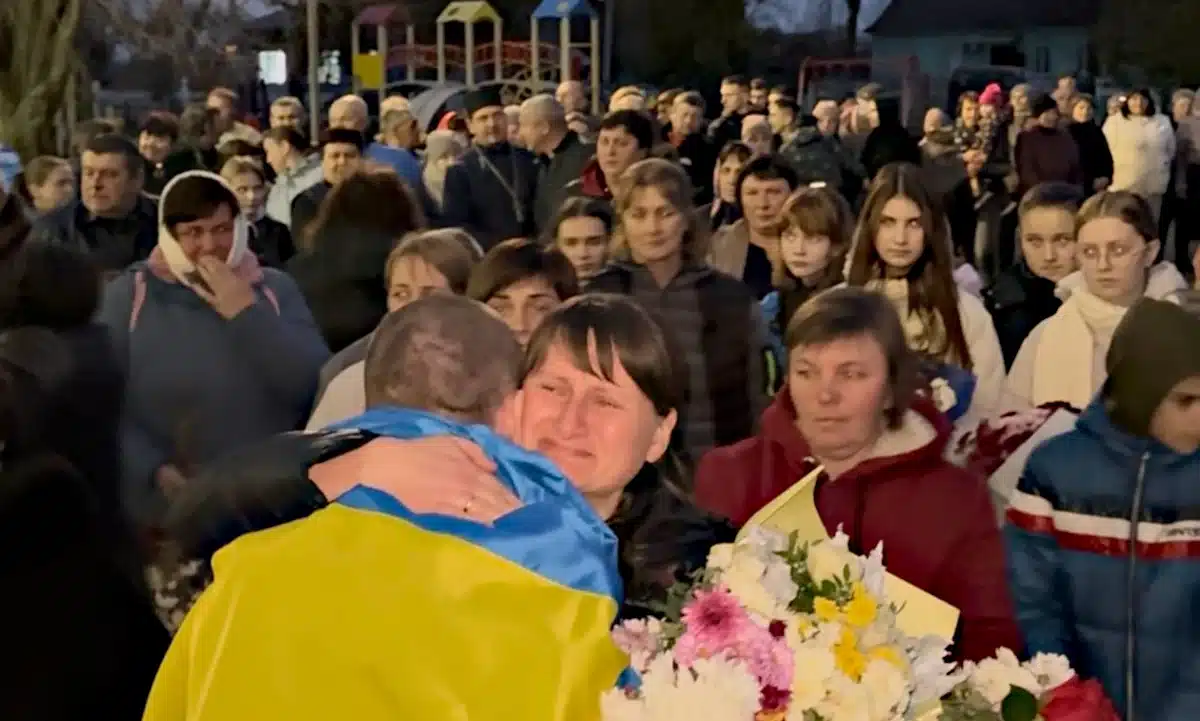 Громада вітає Юрія Дашкеля після повернення з полону.