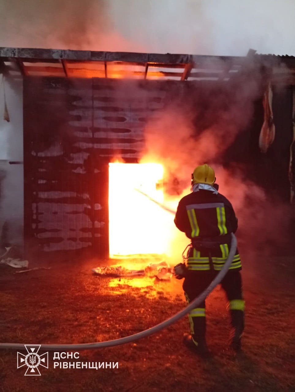 Ледь не згоріла господарська будівля у селі Деражне Пожежа в селі Деражне.