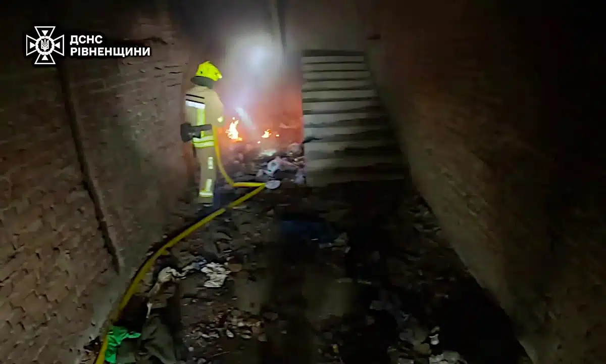 Пожежа на вулиці Дубенській у Рівному. Рятувальник гасить займання.