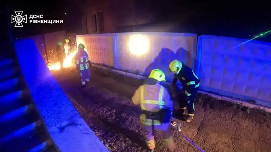 Рятувальники зрізають ворота.