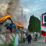 Пожежа у Малинську. Горить дах магазину "Мрія".