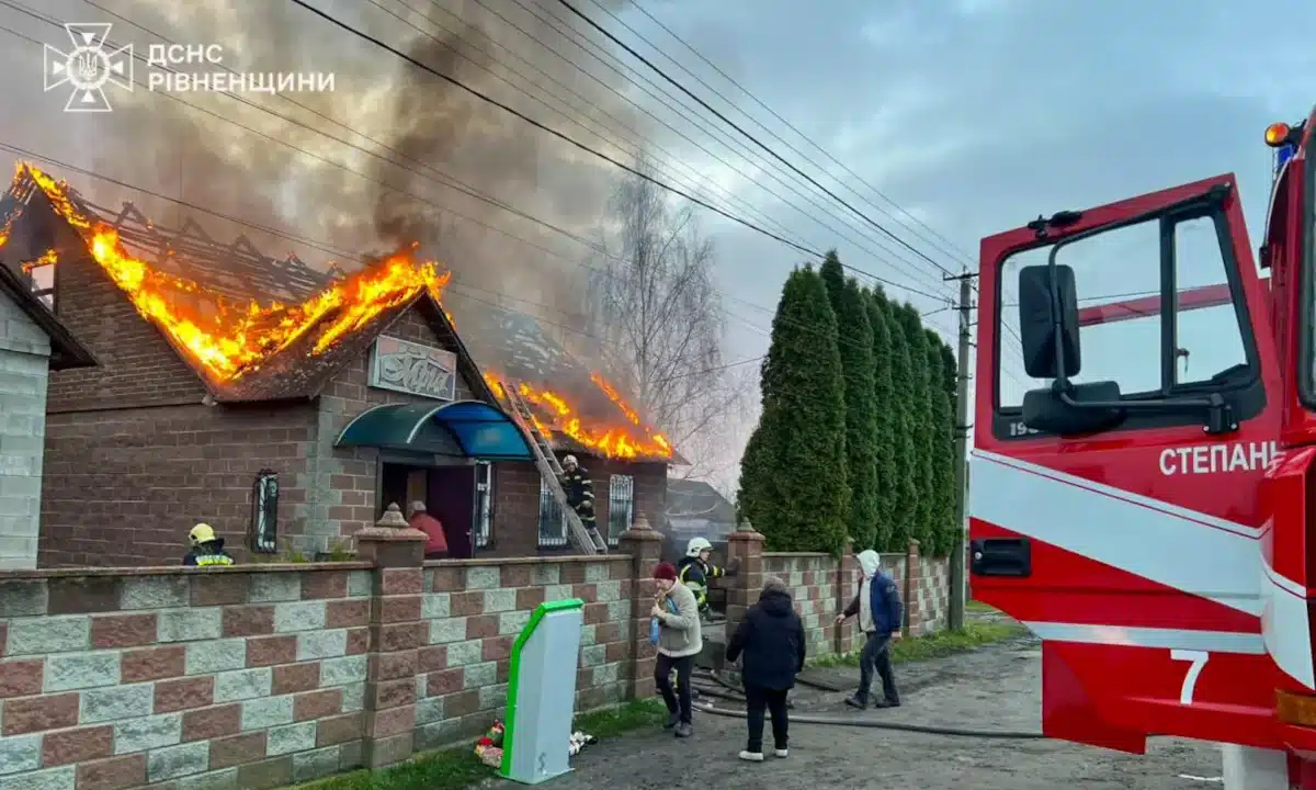 Пожежа у Малинську. Горить дах магазину "Мрія".
