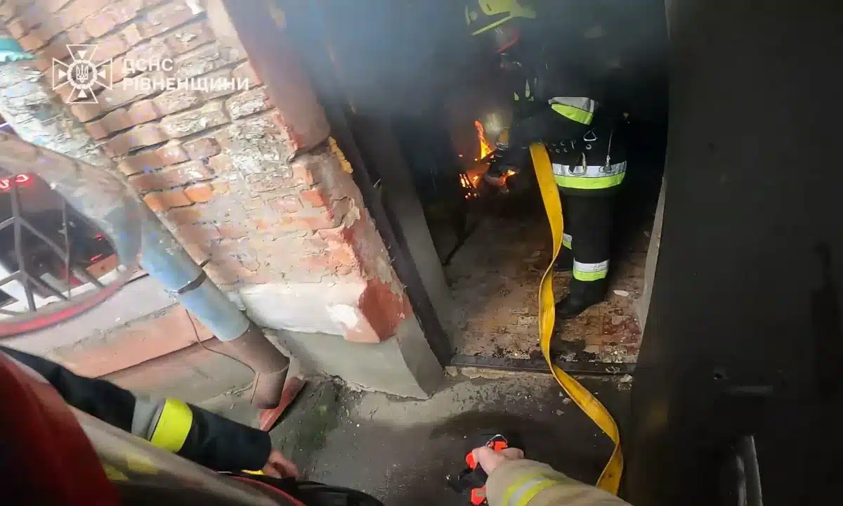 Пожежа на проспекті Миру в Рівному. Рятувальник гасить вогонь.