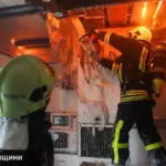 Пожежа у Рівному. Рятувальники вирізають перекриття між поверхами.