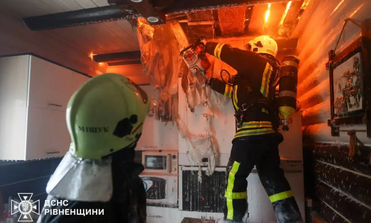 Пожежа у Рівному. Рятувальники вирізають перекриття між поверхами.