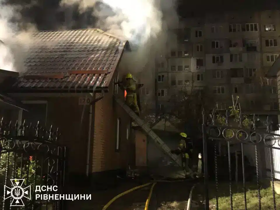 У Рівному рятувальники ліквідували пожежу в житловому будинку