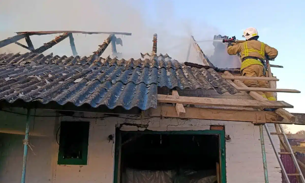 У селі Боратин на Дубенщині рятувальники загасили пожежу в господарській будівлі Пожежа у господарській будівлі у селі Боратин. Працює пожежник.