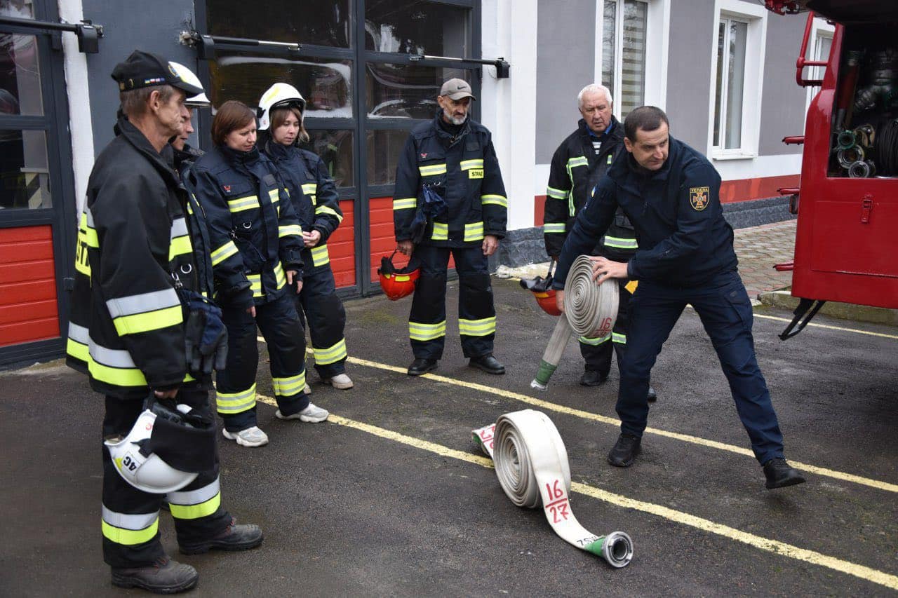 У Тучині навчають добровольців для пожежної команди громади Навчання членів добровільної пожежної команди