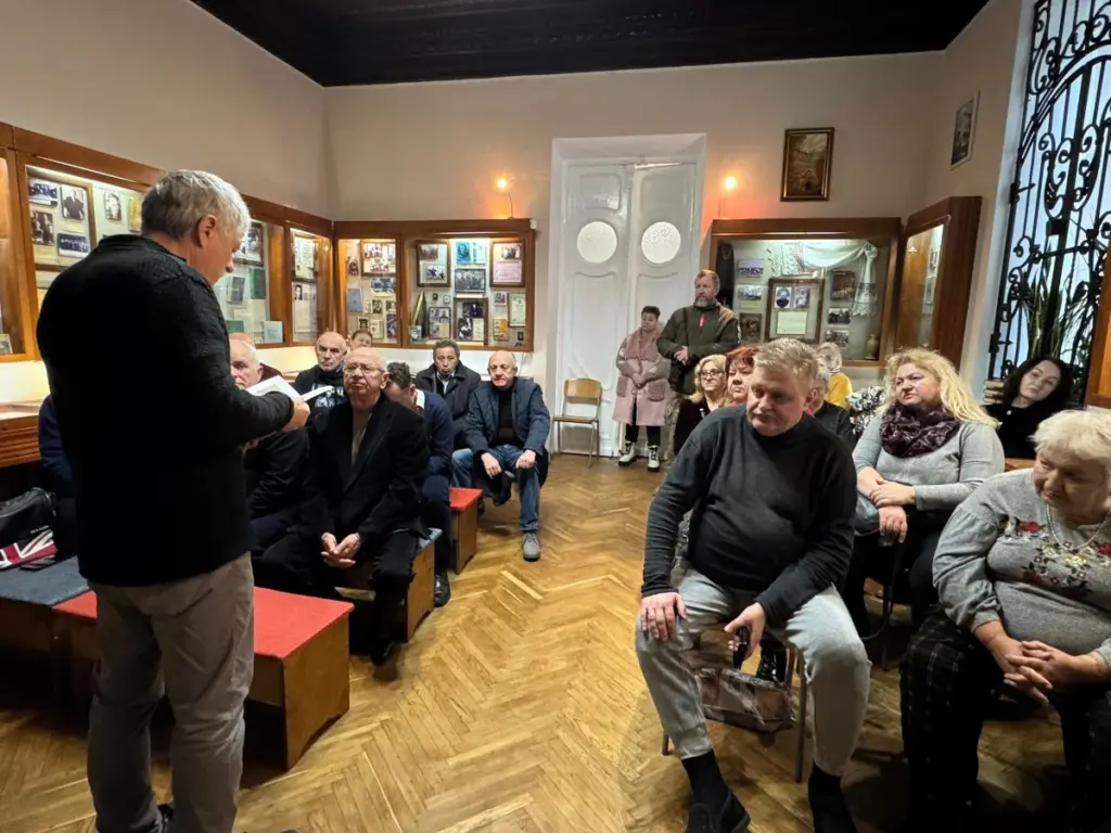 Презентація книжки: присутні в залі.