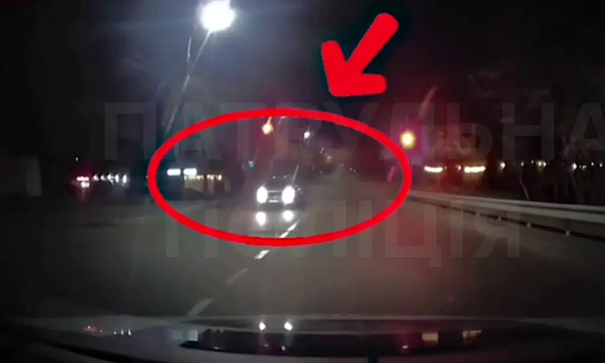 Водій у Рівному проїхав на червоне світло та відмовився пройти огляд на сп’яніння Проїзд авто на червоне світло.