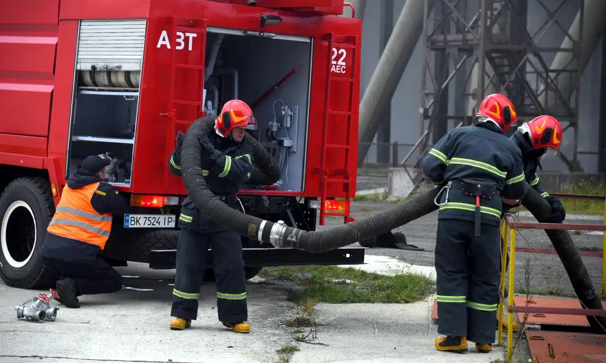 На Рівненській АЕС провели загальностанційні протиаварійні тренування Протиаварійні тренування на РАЕС. Працівники розгортають пожежне обладнання.
