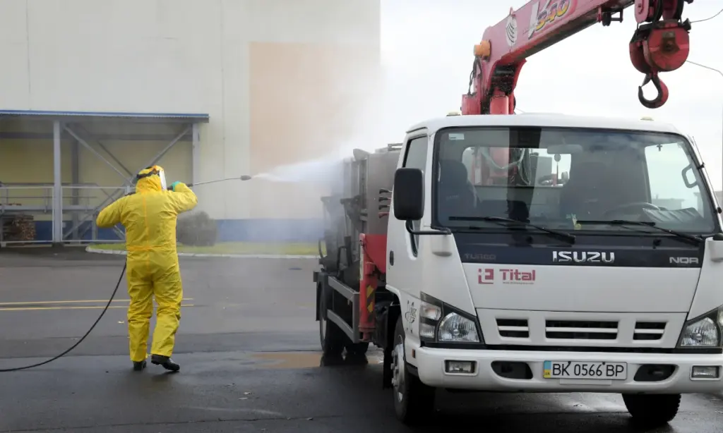 Протиаварійні тренування на РАЕС: працівник станції знезаражує автіку.