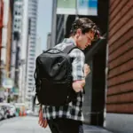 Чоловік з міським рюкзаком