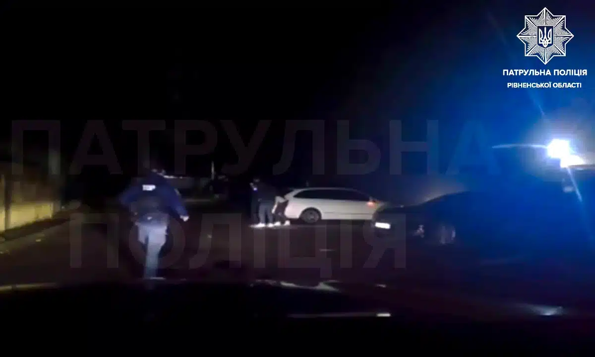 У Рівному патрульні допомогли жінці народити біля пологового будинку (ВІДЕО) У Рівному патрульні допомогли прийняти пологи: дівчинка народилася біля пологового.