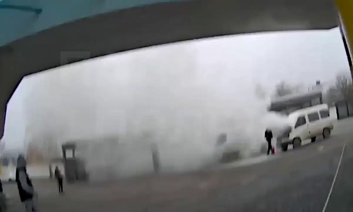 На Соборній у Рівному горів автомобіль (ВІДЕО) У Рівному на автозаправці горить автомобіль.