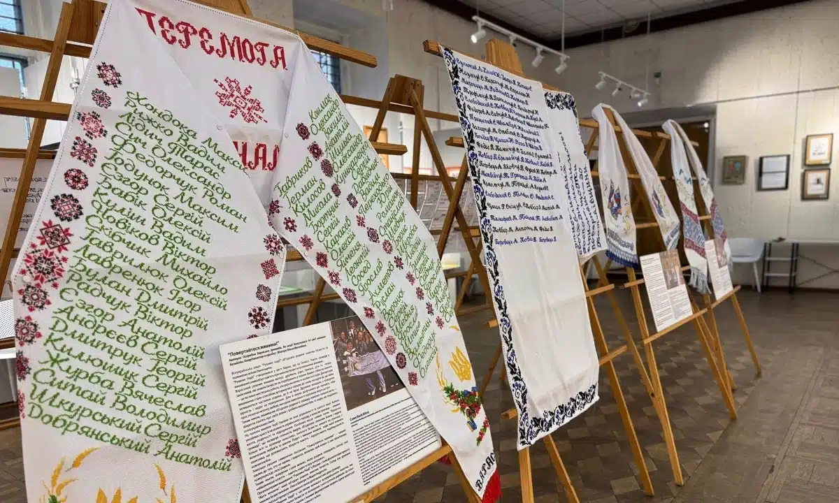 У Рівненському краєзнавчому музеї представили рушники надії, вишиті родинами військовополонених і зниклих безвісти захисників Рушники надії у музеї.