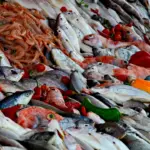 Чи безпечно їсти морську рибу восени? Розвінчуємо міфи про гельмінти Морська риба викладена на прилавку магазина.