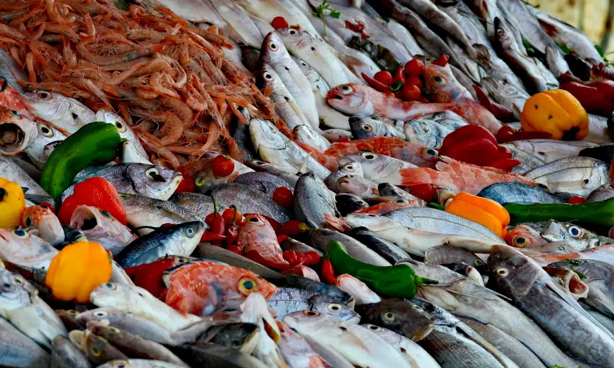 Чи безпечно їсти морську рибу восени? Розвінчуємо міфи про гельмінти Морська риба викладена на прилавку магазина.