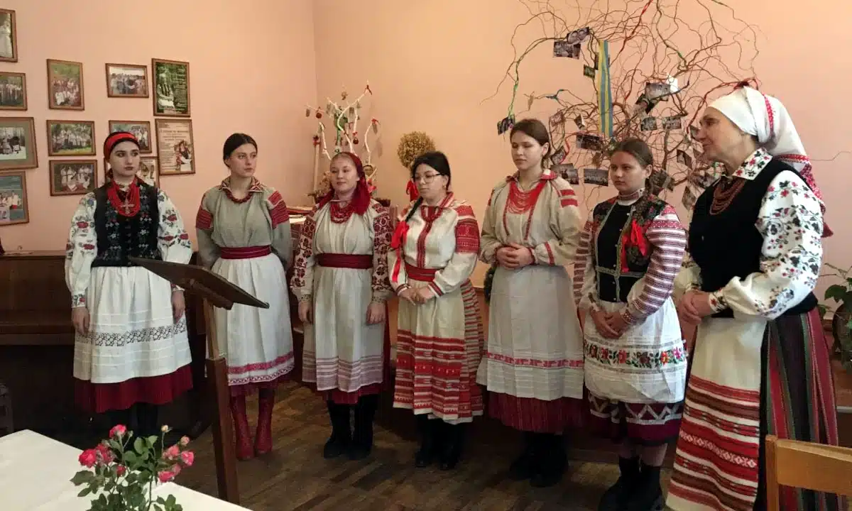 Виступ фольклорного гурту «Джерело» під час семінару про збереження зимового календарно-обрядового фольклору.