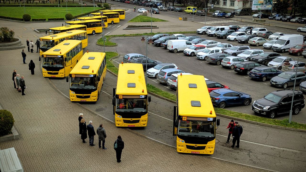 Шкільні автобуси