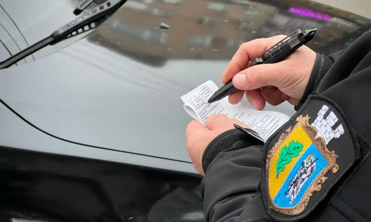 У Костополі кошти від штрафів за паркування можуть спрямувати на ЗСУ Штрафи за паркування виписує інспектор муніципальної варти у Костополі.