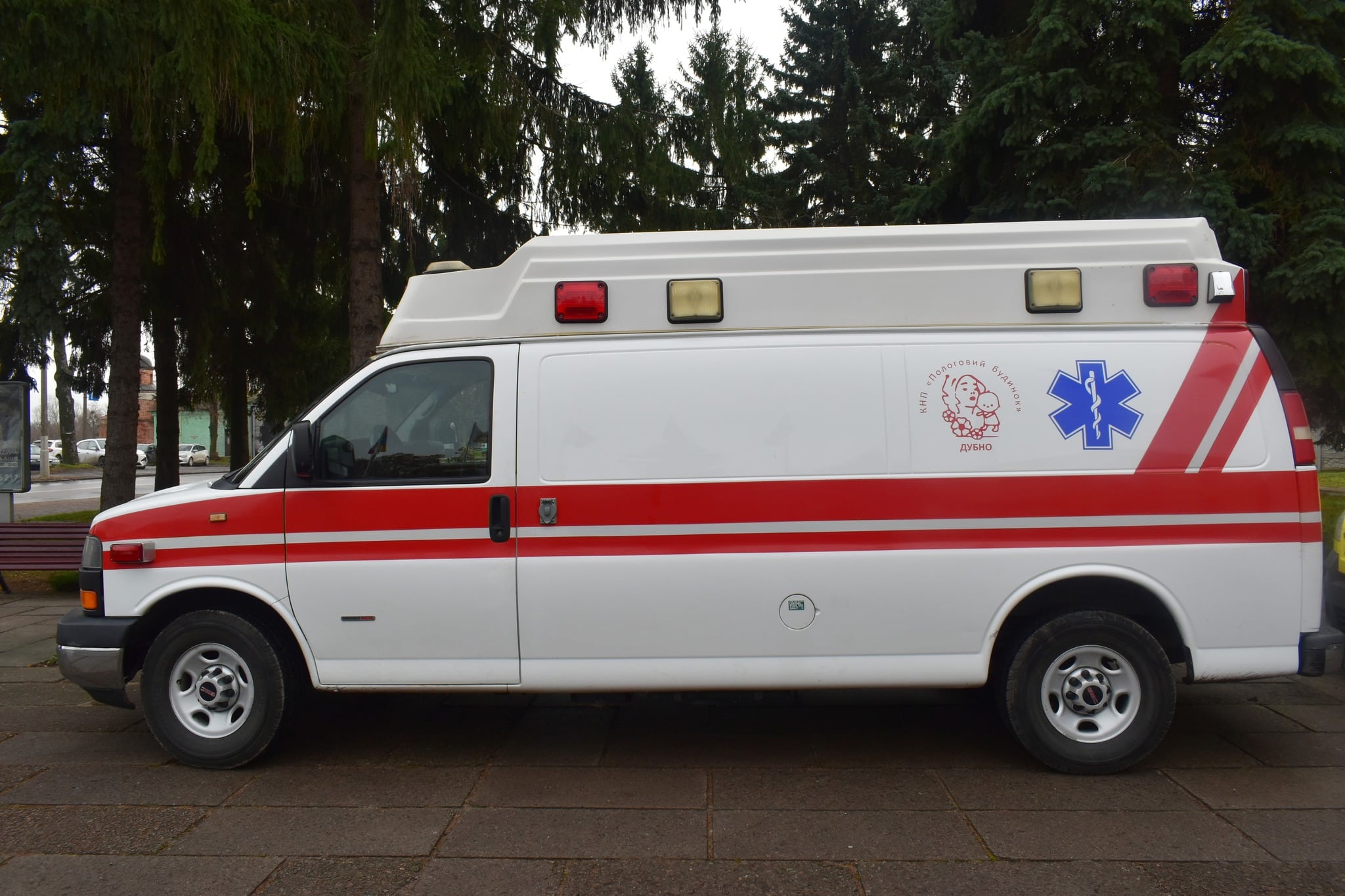 У Дубні передали авто швидкої допомоги на передову швидка допомога