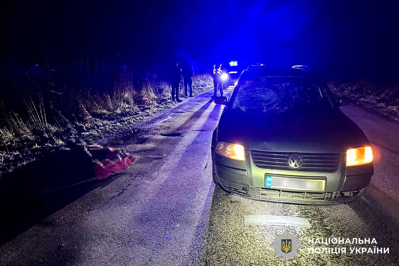 У Рівненському районі під колесами легковика загинув пішохід Автомобіль Volkswagen Passat на місці смертельної ДТП і тіло загиблого пішохода