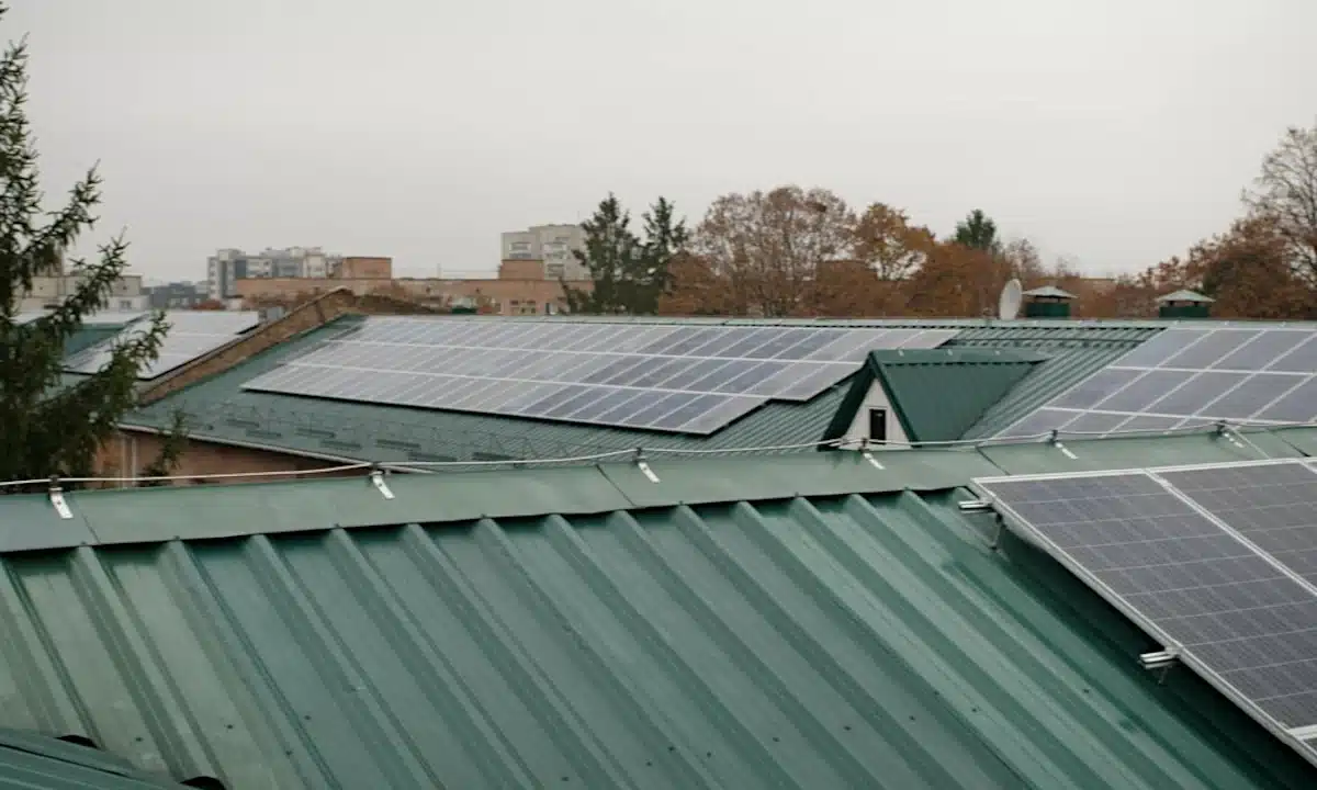 Сонячні панелі на даху обласної лікарні у Рівному.