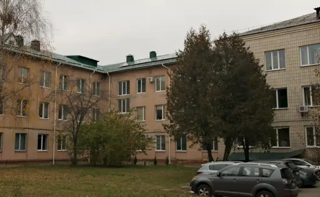 Сонячні панелі на даху одного з корпусів лікарні.
