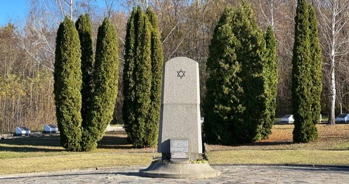 Рівняни поклали квіти до меморіалу в Сосонках у річницю масового розстрілу