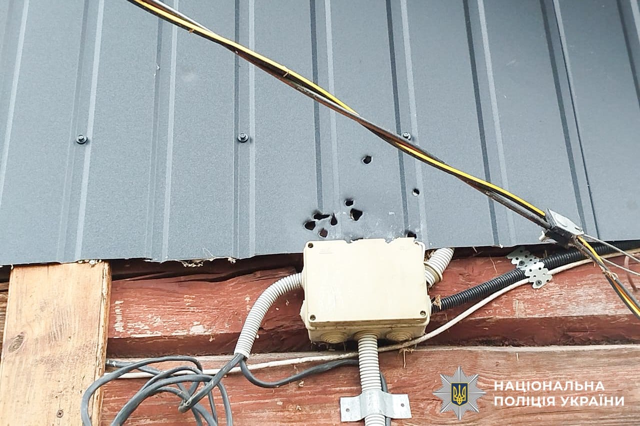 Стріляв на ґрунті ревнощів: на Рівненщині чоловіка підозрюють у хуліганстві Сліди від пострілів на будинку