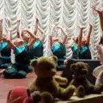 Благодійний захід у Вараші. На сцені виступають діти.